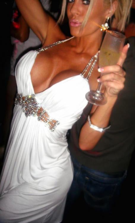 thebimboarchive:  Visit my Blog The Bimbo Archive ! You can go here for Bonus Pictures!  Mmmm, 