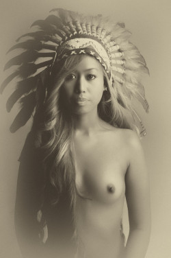erotismus:  American Indian head dress by