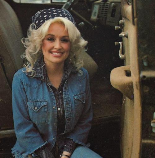 aiiaiiiyo:Dolly Parton in the 70’s, offstage,