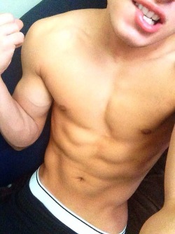 sagginboys:  Nice waistband action