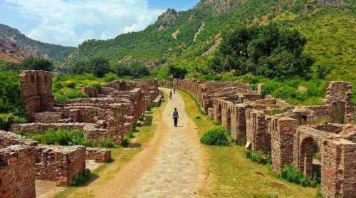 (via The haunted fort of Bhangarh: Myth Vs Reality)