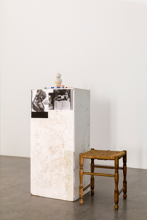 Manfred Pernice, >accrochage< installation view, 2013© Manfred Pernice - Courtesy the artist a