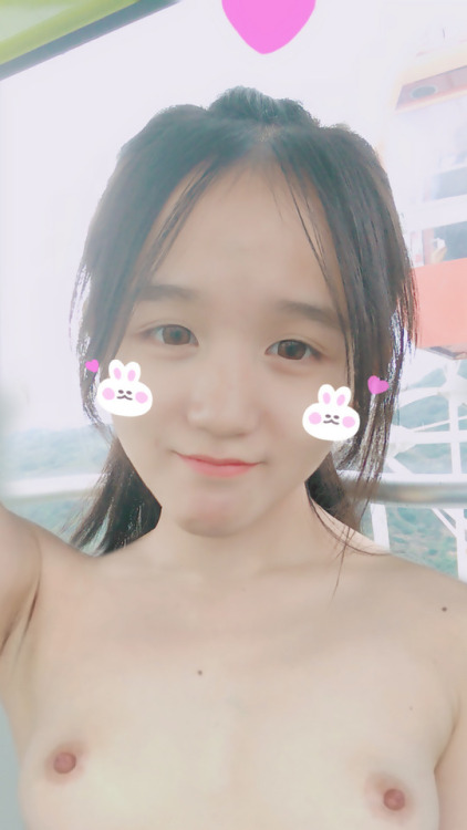caomugou2018: 黄冰鑫，都认识。大学的校鸡。送她上热门。