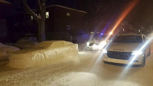 カナダ人「路上に車の雪像を作ったら…パトカーはどんな反応をすると思う？」→なんと駐禁切符を切られる連日の大雪に見舞われているカナダ・ケベック州モントリオール。現地に住むデザイナーの男性は、雪かきをして