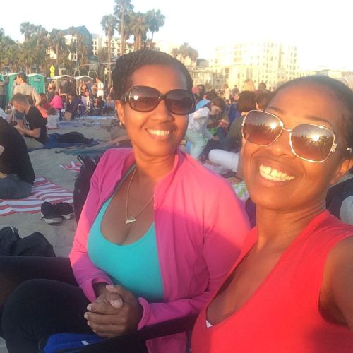 Listening to great music at the pier with my sissy #beach #organicmovement #beachfun #music #goodtim