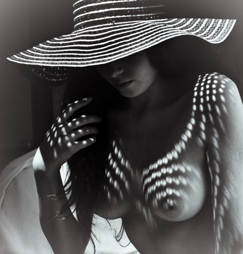 he1943:  art-porn:  Alex Veter   Risqué ☺☺☺ has over 50,000 posts & over 13,000 followers…