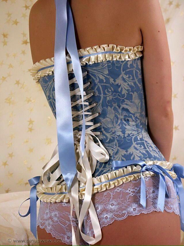 yesluvspanties:  eroticadreams:  Silk satin lace and ribbons. …Come on… What’s