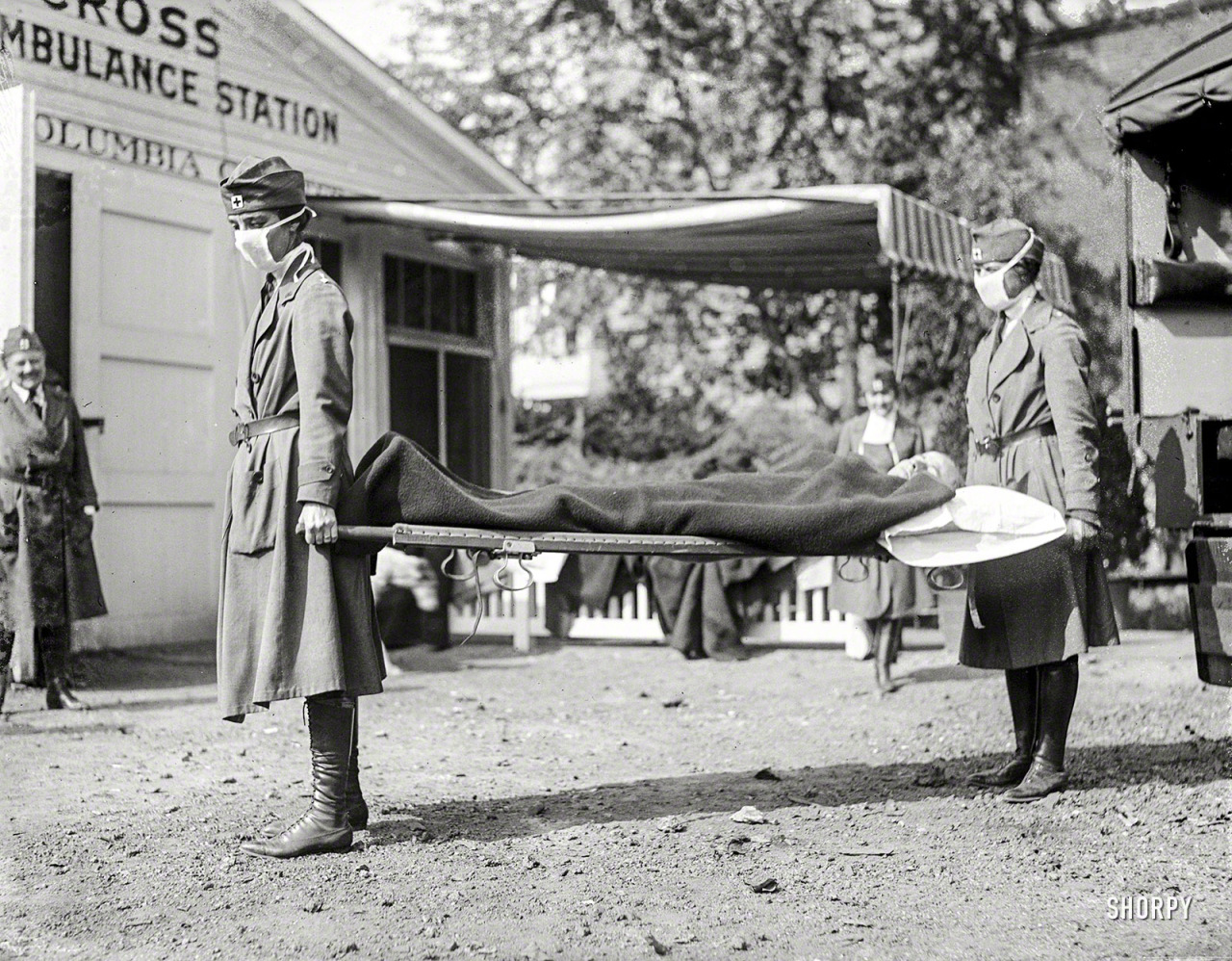 Entrenamiento en el centro de emergencias de Cruz Roja en Washington durante la epidemia de gripe de 1918.