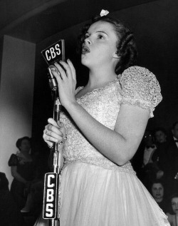 mygirljoots:  Judy Garland singing for CBS radio in 1940 