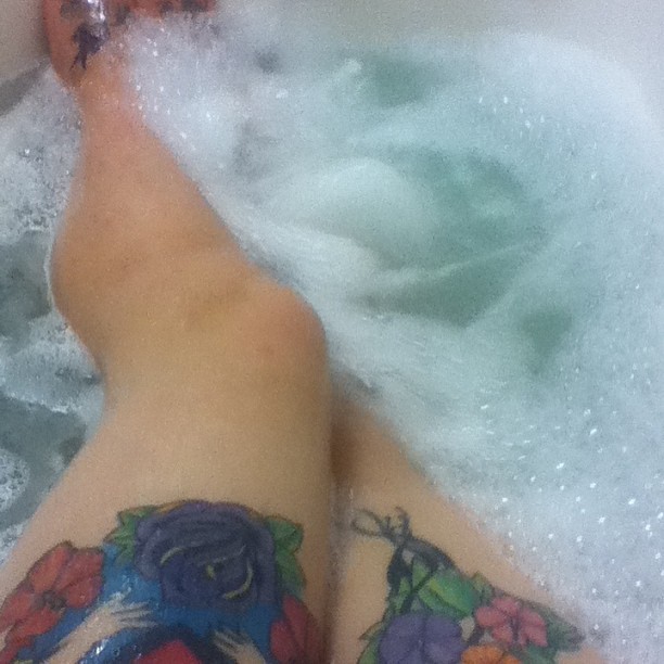 Tis the season to sit in my apartment with a green bath 💚🛀 #bath #tattoos #floral