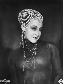 modernizor:  Brigitte Helm in in Fritz Lang’s