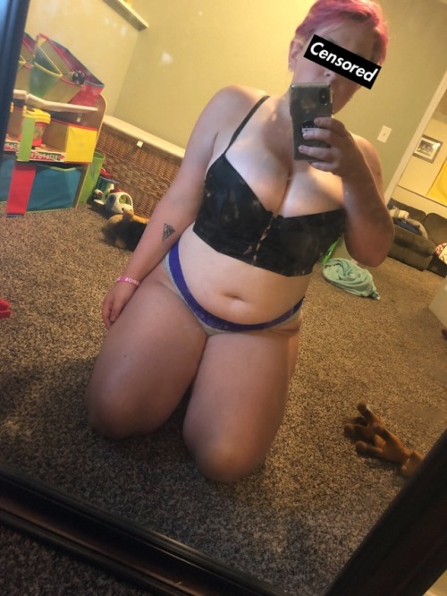 pinklinens:  Excuse my dirty playroom and mirror. But some of you have been requesting some full body shots