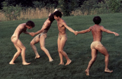 kradhe:   USA. Connecticut. Roxbury. 1973. The Pilobulus Group at dance rehearsal.    Inge Morath   