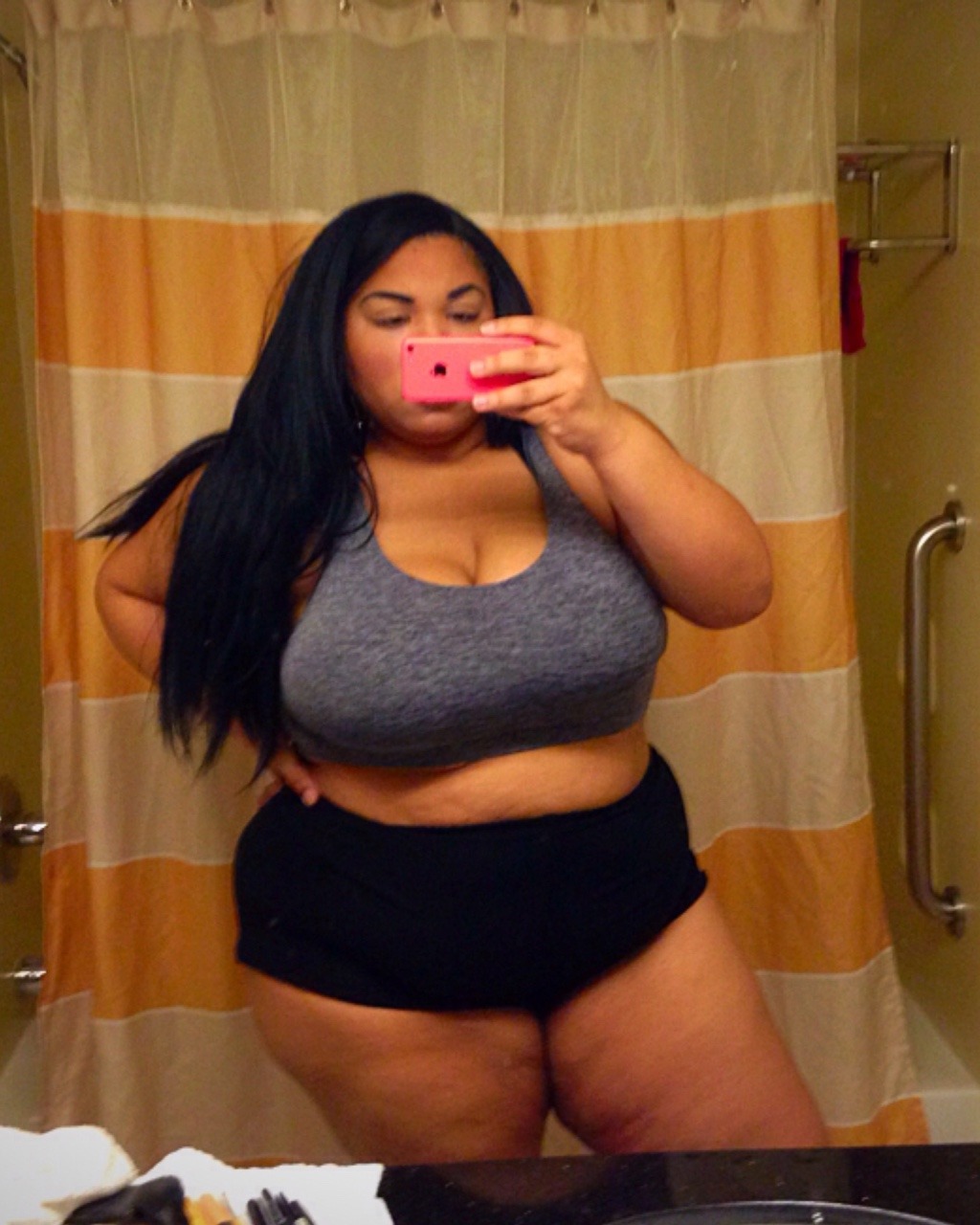 ashleighthelion:Happy Blackout! Starting the day off with pics of my amazing body