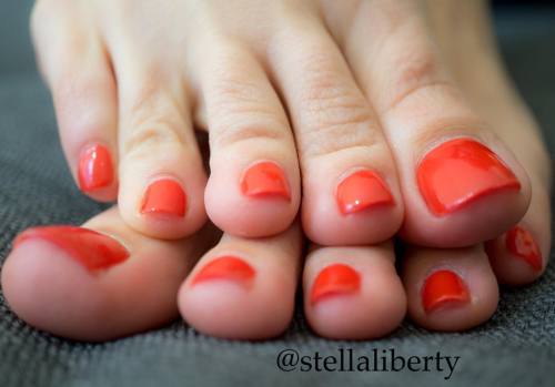 Toes + Toes = #stellaliberty #toes#feet#pies#solas#footporn#sexyfeet#softsoles#legfetish#footfetish#