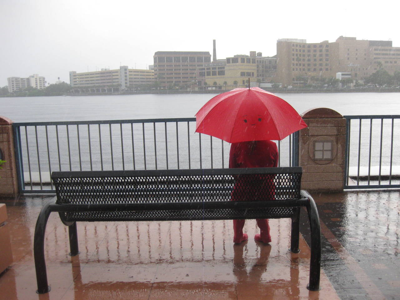 harukoharuhahaha:  it started raining earlier today so juli and i ran outside to