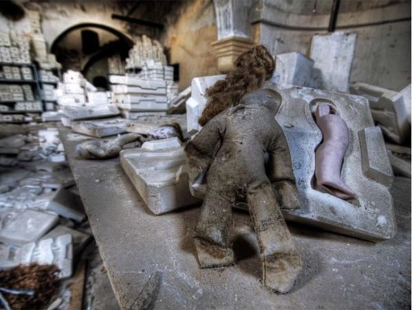 sixpenceee:  One of Spain’s Abandoned Doll Factories (Source) (Masterpost of World’s