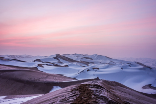 enighui:It was unexpected. Snow in the desert. Kumtaq Desert/Xinjiang