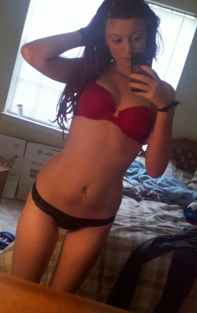 webslutmaker:Let’s all thank Kelly Hutchins for submitting her nudes for you to