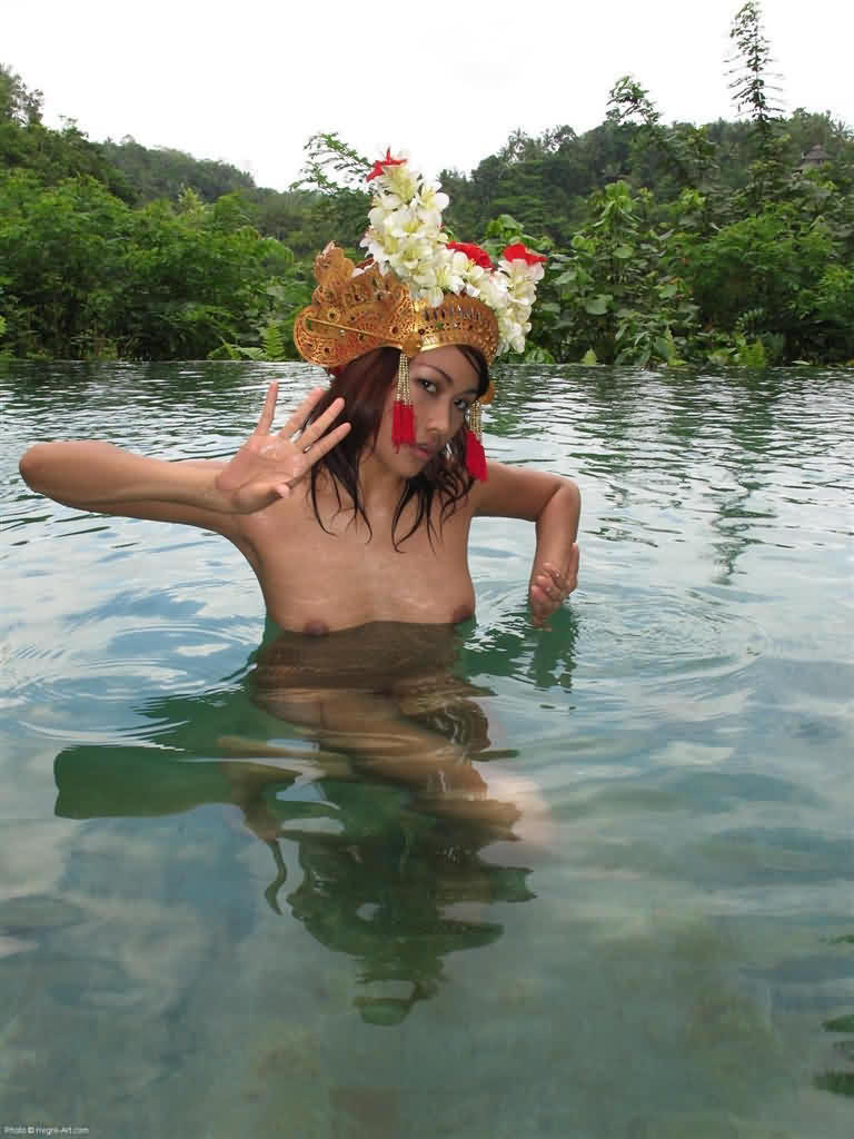 bareandshare:  Nude Balinese beauty