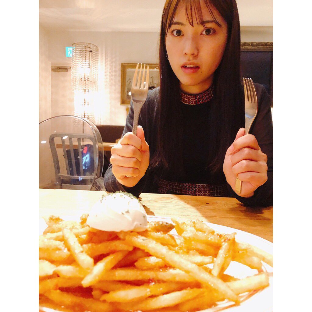 gazouno-chozouha-jubunka:  石原夏織　ishihara kaori2019.10.08　食いしん坊夏織を撮ってもらったんだけど、インスタサイズにしたら何食べてるのかわからなくなっちゃった〜残念🙍‍♀️