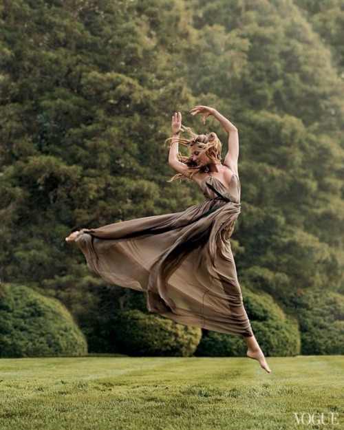 Gisele Bündchen for Vogue Just beautiful and artistic!
