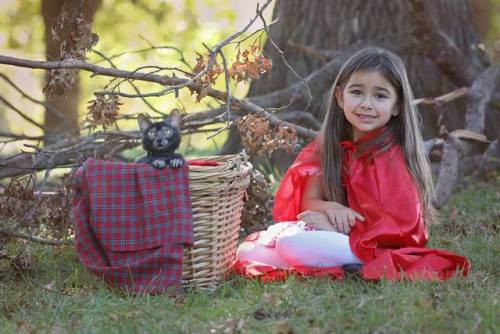 catsbeaversandducks:Little Red Riding Hood and the Little Bad Werecat“Had a photoshoot with my littl