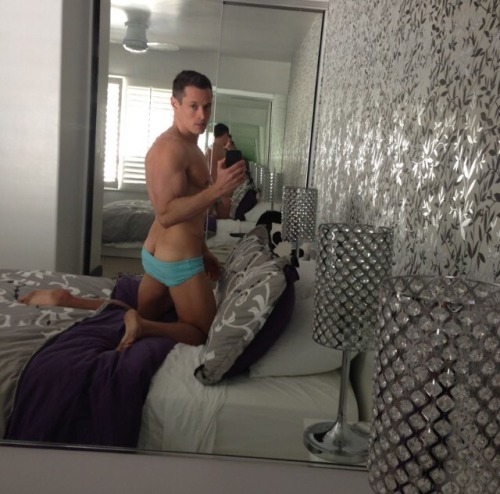 fuckyoustevepena: He’s NAKED! Youtuber Davey Wavey flaunts his stuff online