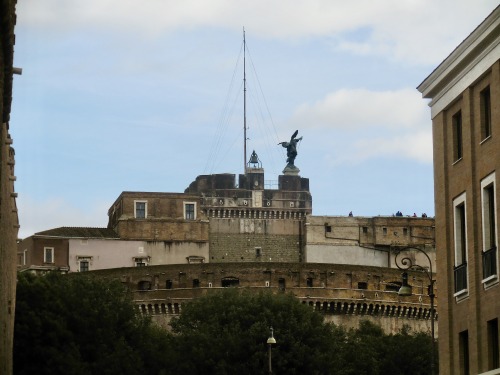 Vista da una strada del Borgo verso Castel Sant'Angelo, Roma, 2019.