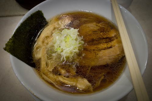 ラーメンを食った。最近はラーメン熱が下がっていたが、美味しいお店ができたと聞き、麺は天にあり。明らかに京都のラーメンっぽい名前の店名に期待が膨らむ。お腹空いた。注文したのは、和風黒醤油ラーメン。鶏肉と