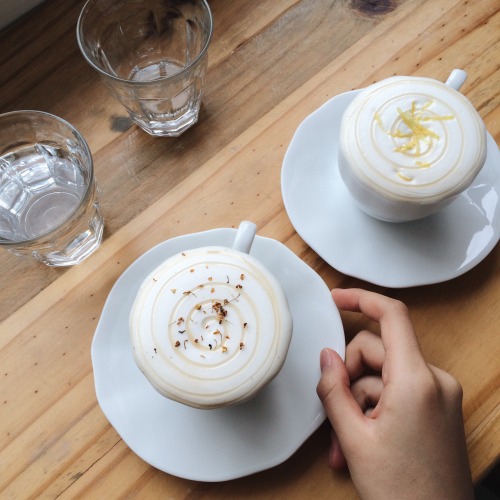 caeffein: how cute is this oolong milk tea?? ☁️