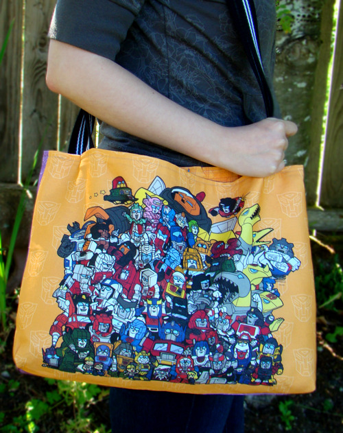 ceryskitty:  space-bridge-to-nowhere:  Bots and Cons Bag Remember the Yoshioka linearts? I colored two of them. Then I made a bag, because why not?  Omg that’s amazing~ do want~
