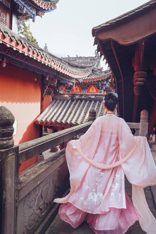 ziseviolet:Traditional Chinese Hanfu.