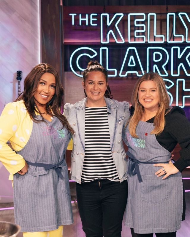 kellyclarksonshow: 💛 TODAY 💛 Single Parent Appreciation Hour with @kymwhitley, @chefantonia and @esmomsinc! #kelly clarkson#kym whitley#antonia lofaso#social media#2022#january 4