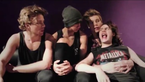 hemmukes:  this looks like a family picture with mommy luke being so stressed out bc of baby michael’s crying and daddy ashton and big brother calum are just looking at the baby waiting for him to shut up 