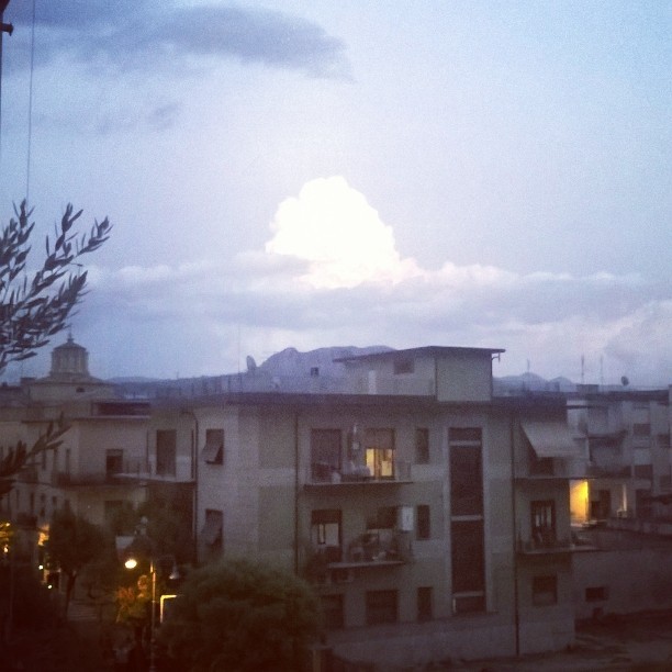 Pare che è esplosa una nuvola #cloud #clouds #explosion #sky #house #photo #cielo