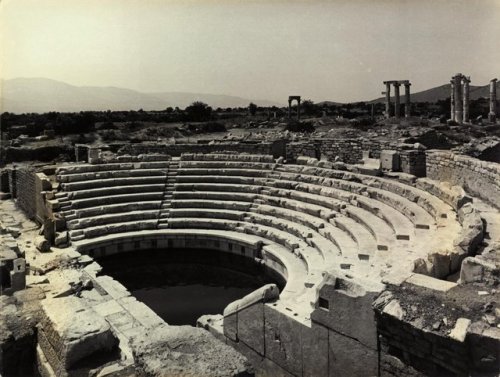 historyontheorientexpress: Aphrodisias Antik Kenti'nde şehir meclisinin toplandığı Odeon (Bouleuteri