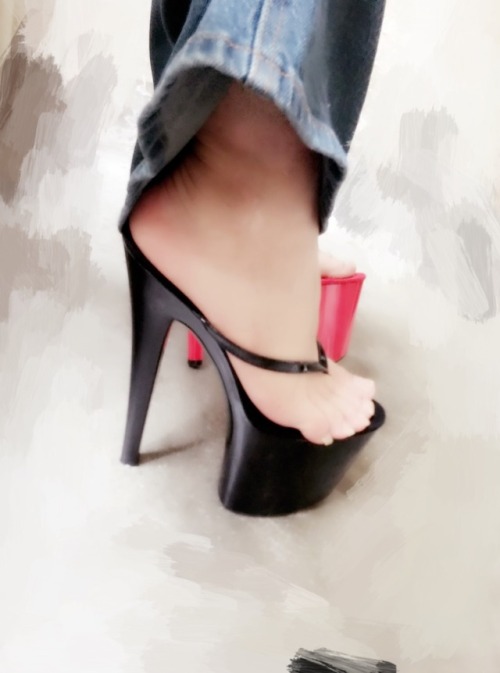 mules-queen:Platform heel thongs is also my love shoes,wearing it is comfortable and it’s so beautif