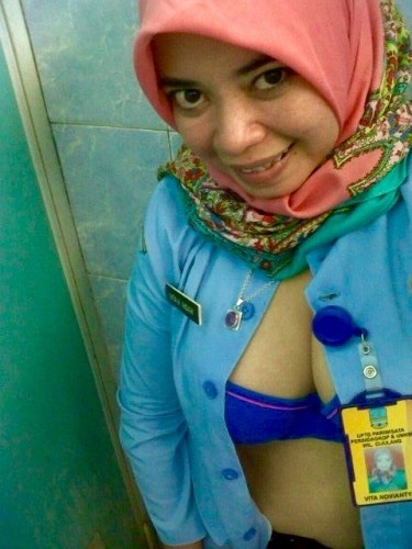 zharifmohd:  Aunty Vita Selfie Bogel.  STIM TAK STIM BELAKANG KIRA, JANJI LAYANN.