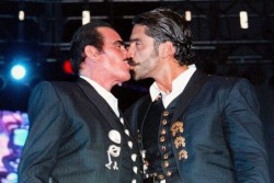 conganasdeverga:  Vicente y Alejandro Fernandez (Que rico padre e hijo besandose) 