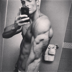 excessivegains:  ionlyliftontuesdays:  adonisarchive: