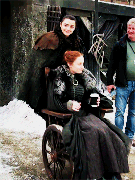 warinfinities:Maisie and Sophie || Season 7 BTS.