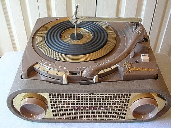 connieportershiplog:  quadrafonica:1954 Zenith Cobra-Matic  Whoa 