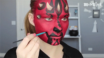 sjf721:  sizvideos:  Video  Are you fucking kidding me. I put more effort into putting my basic eyeliner on, the same way I have for the last fifteen years and this girl just schmoozes some darth maul like it’s easy peasy lemon squeezy????? 