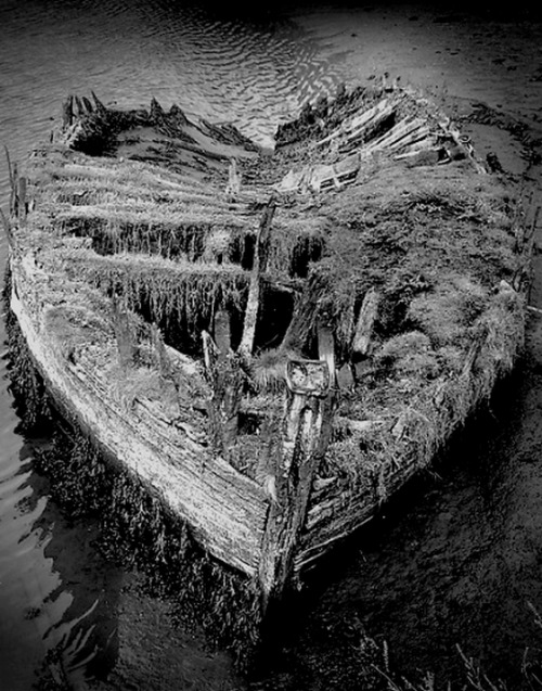 spells-of-life:  Abandoned boat. Color here.