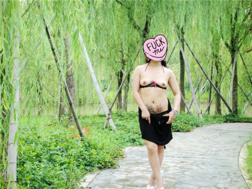 tbbdjj: youranmeimei: 吊带黑丝逛公园NO.3 超短吊带裙+开档黑丝+情趣露乳露B内衣，这组合起来就一个字：骚。穿这身逛公园回头率还是很高的~~   喜欢的请关注，不定时更新！ 