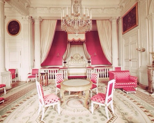 ladylikelittle:  ladylikelittle:  therefore i get a princess room!  Update: still have not gotten my princess room (can’t believe this is getting notes again)   ✨