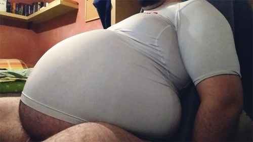 bigbellyboiz:fatlazypanda:  Pushing out my