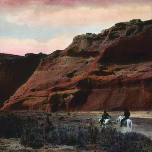 Navajo riders, Canyon de Chelly, ArizonaPhotographer: Edward KempDate: 1920 - 1930?Lantern Slide Num