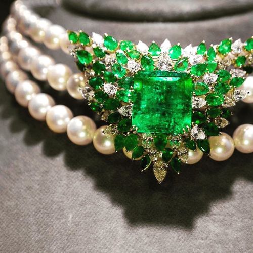 A stunning emerald, diamond, and pearl collar necklace by Chantecler @chantecler_official #forsale a